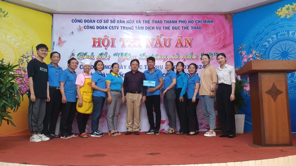 Đại diện các đội tham gia Hội thi và đ/c Lê Cao Đạt-Phó Giám đốc